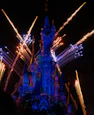 Fotografía en time-lapse de fuegos artificiales elevándose sobre el castillo de Disneyland.