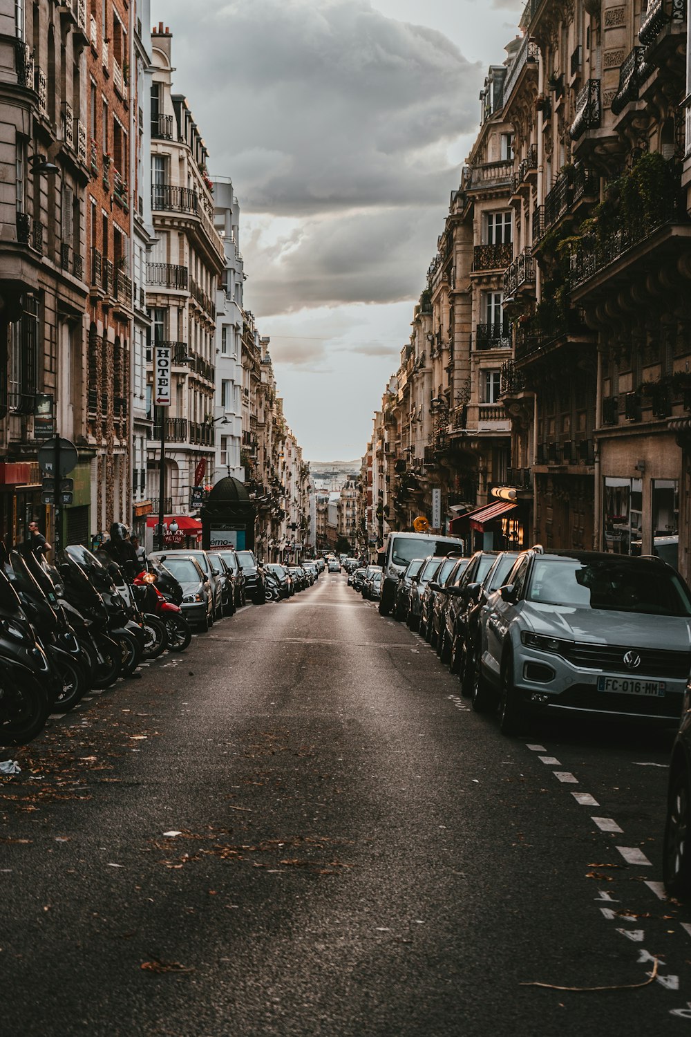 Diferentes vehículos que se estacionan cerca de edificios de gran altura durante el día