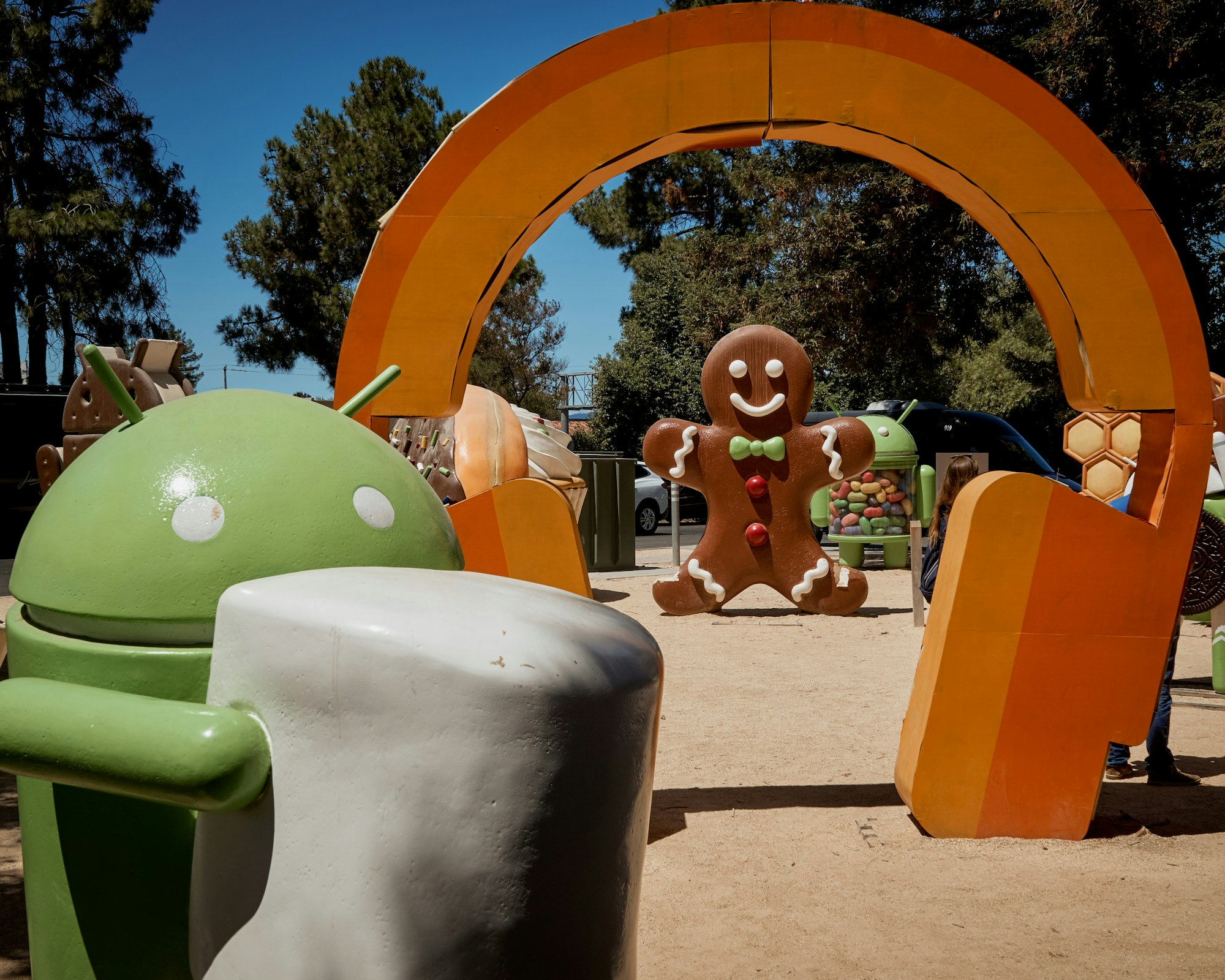 Android holding marshmallow statue