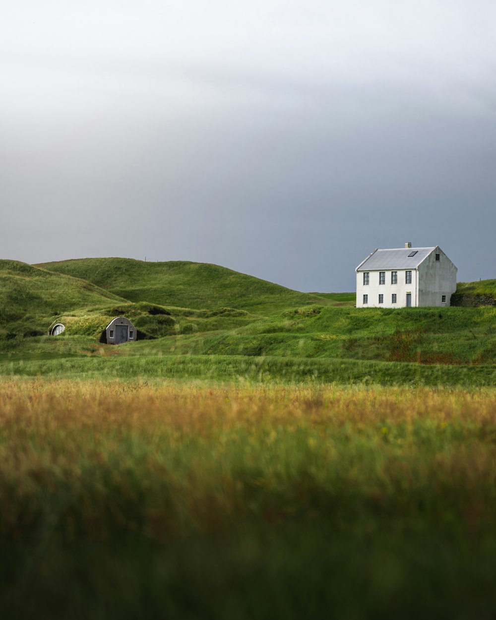 Weißes Haus auf grünem Rasen tagsüber