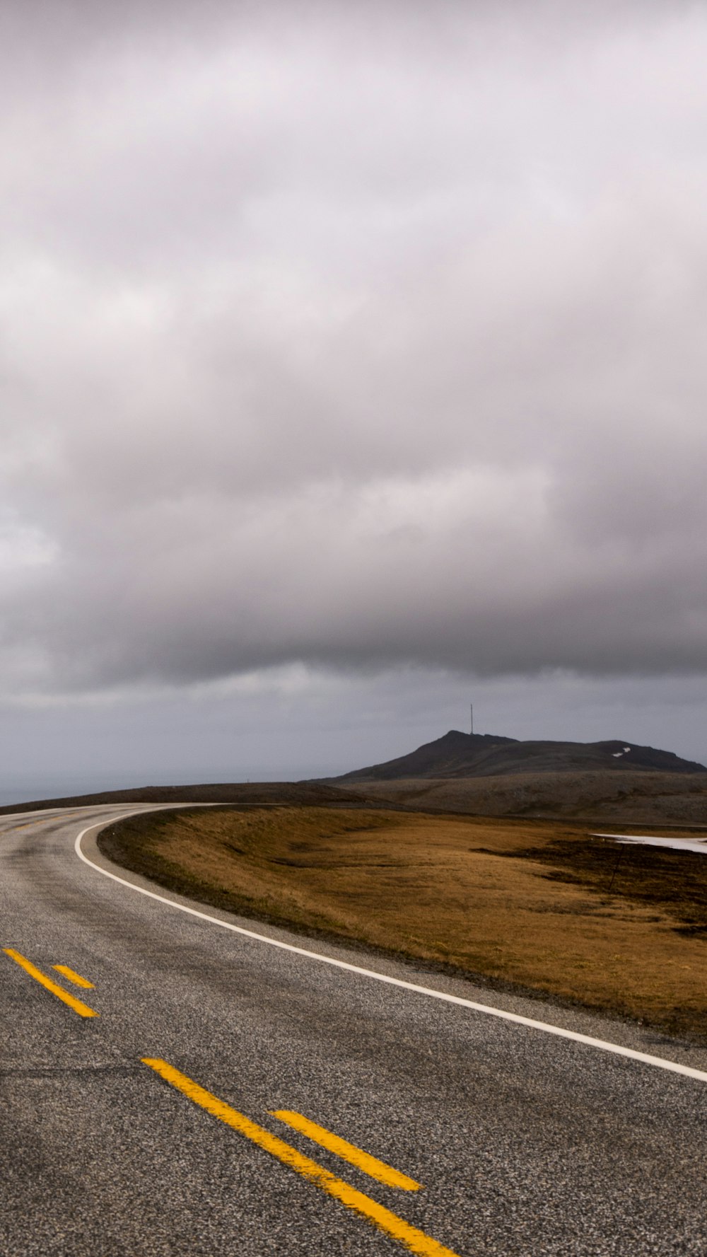 strada vuota durante il giorno