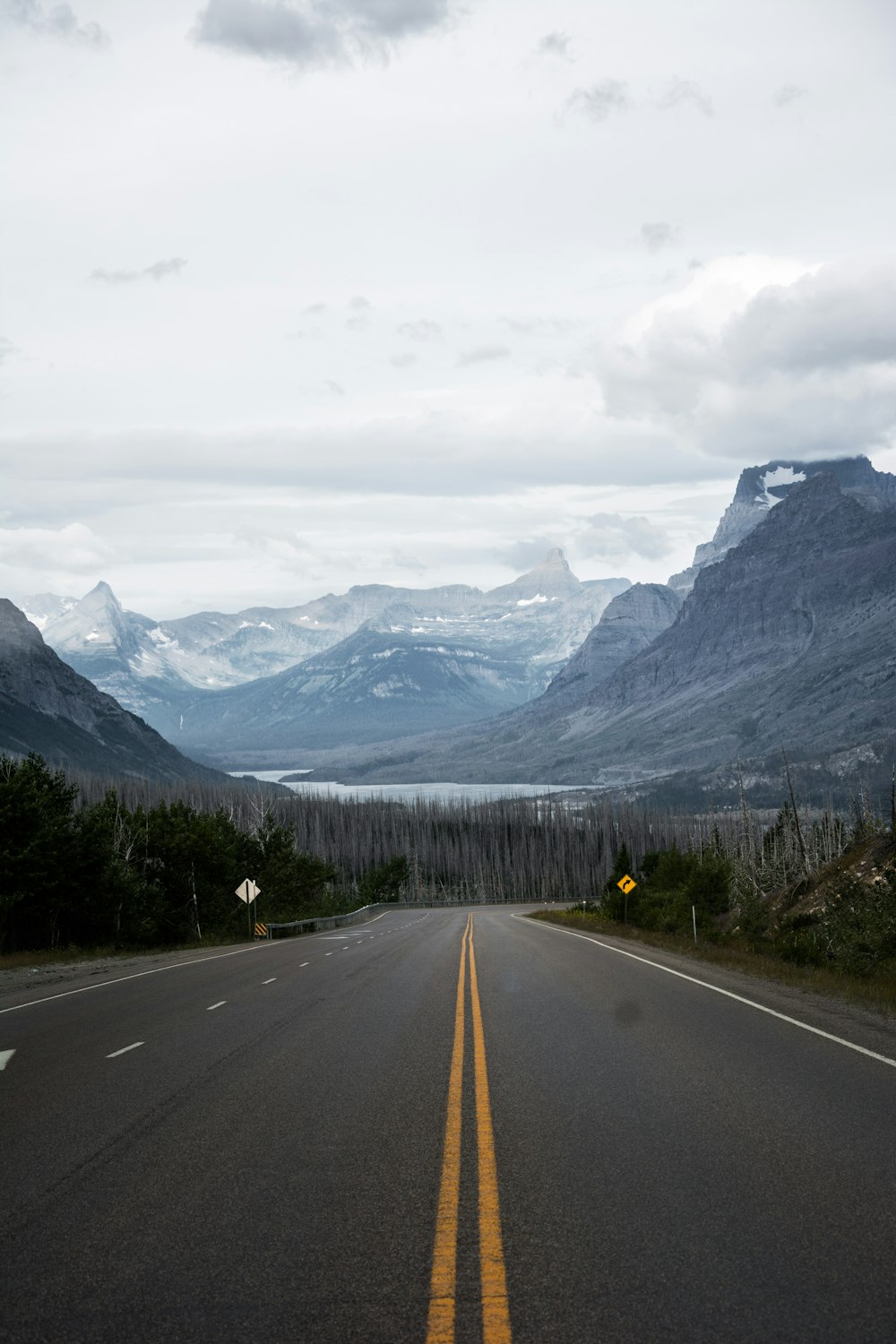 route vide devant les montagnes pendant la journée