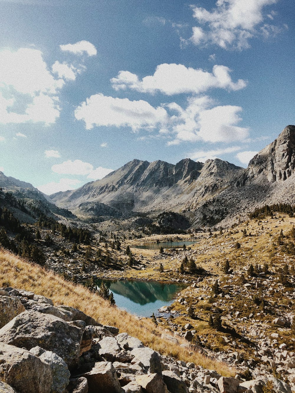 Rocce sulla collina durante il giorno