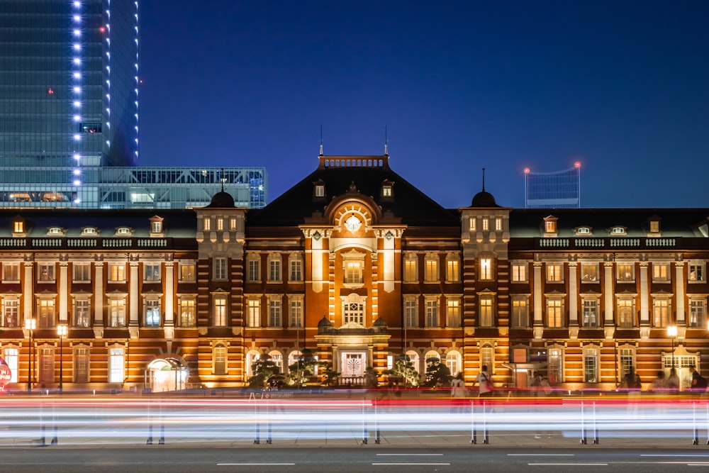 um grande edifício com muitas luzes à sua frente