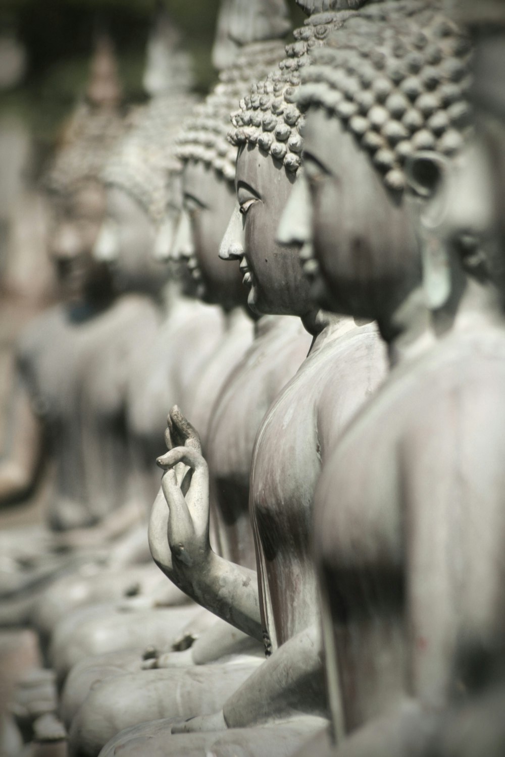 fotografia em tons de cinza da estátua de Buda