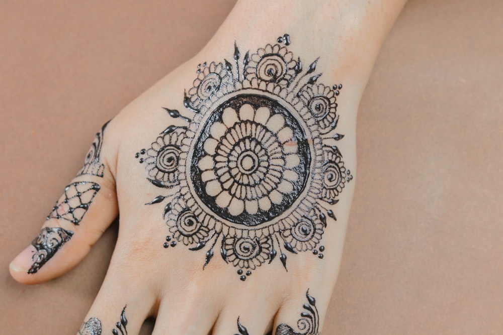 Persona en tatuaje floral de Mehendhi