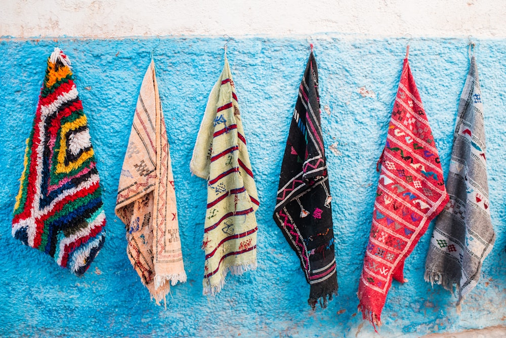sechs aufgehängte Textilien in verschiedenen Farben