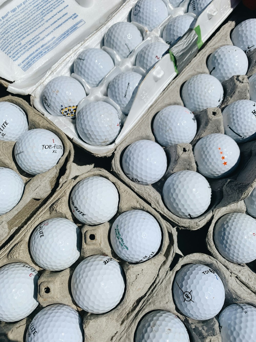 pilha de bola de golfe na caixa