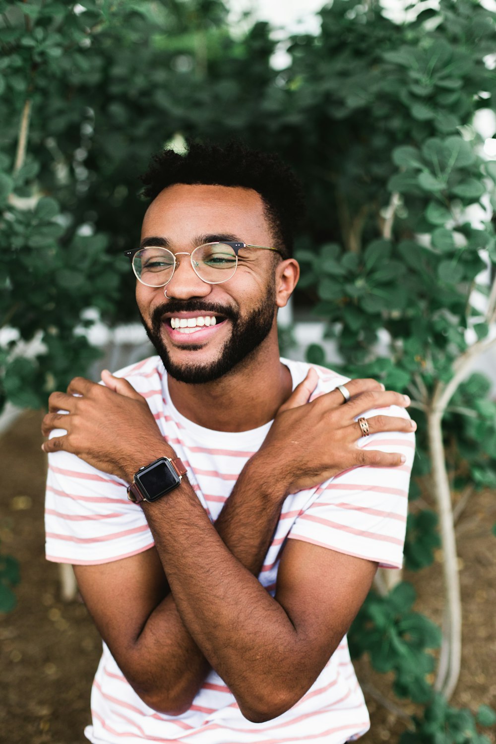 close-up photography of man wearing t-shirt