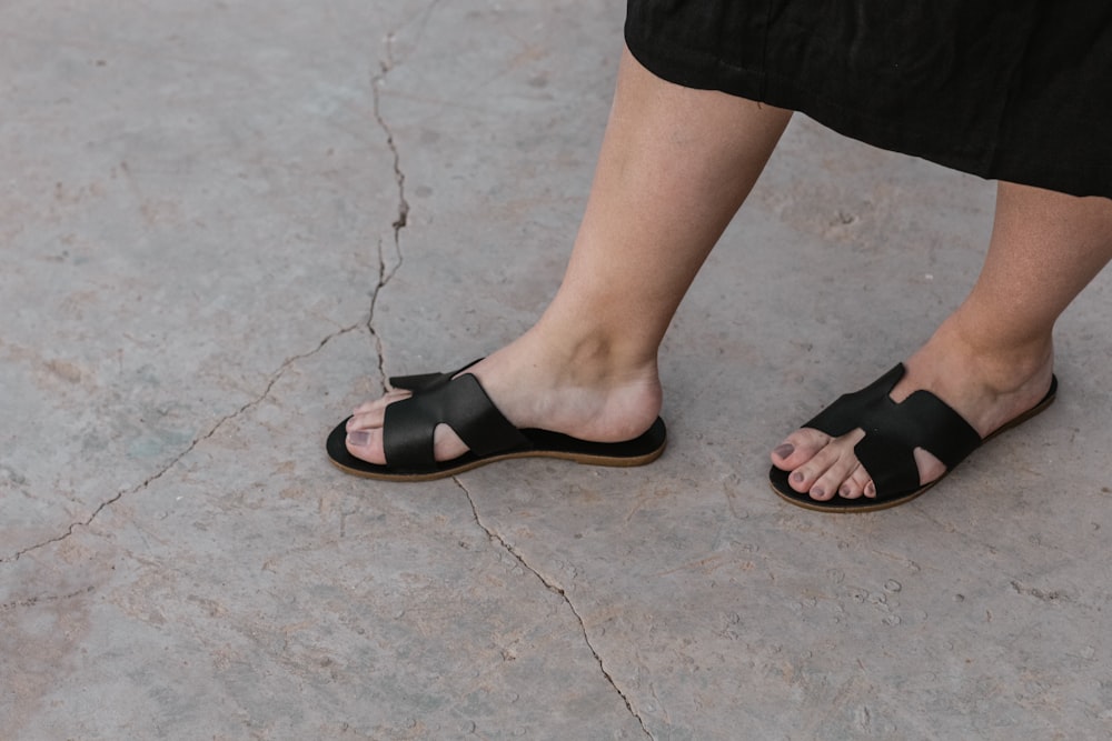pessoa usando sandálias pretas