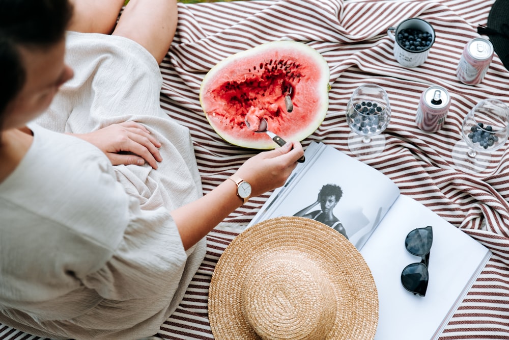 Frau schneidet Wassermelonenfrucht