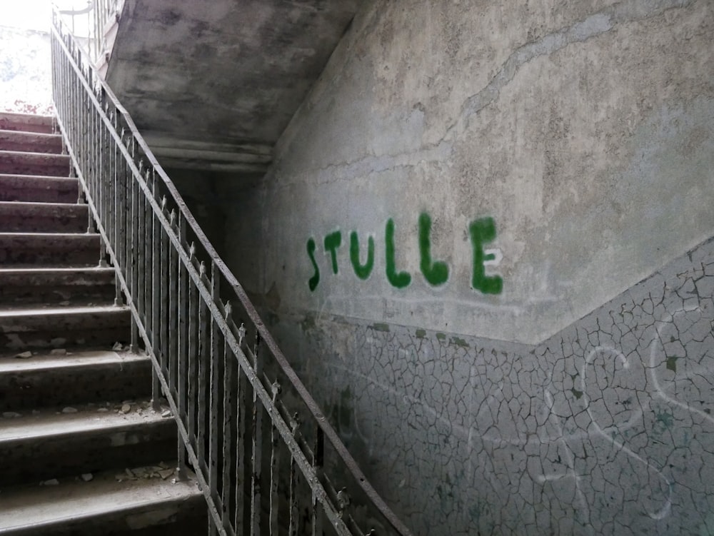 Escalier en béton gris