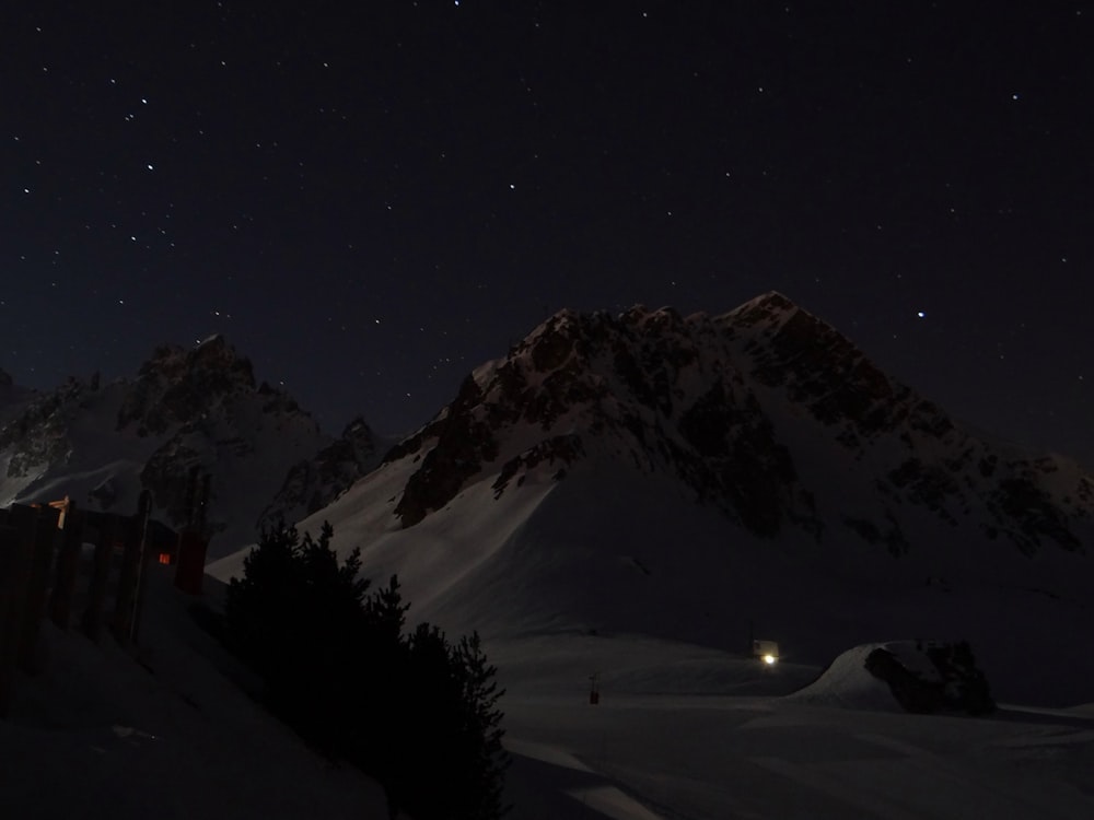 foto silhouette di montagne