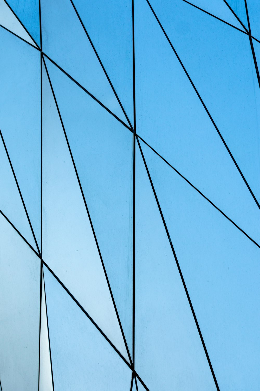 um close up de um edifício com um céu azul ao fundo