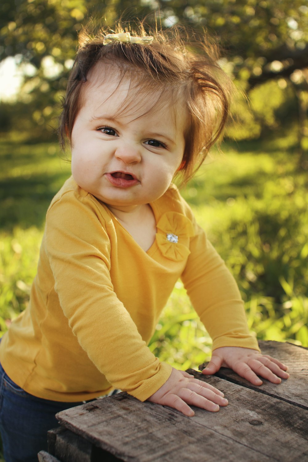 黄色い長袖シャツを着た幼児