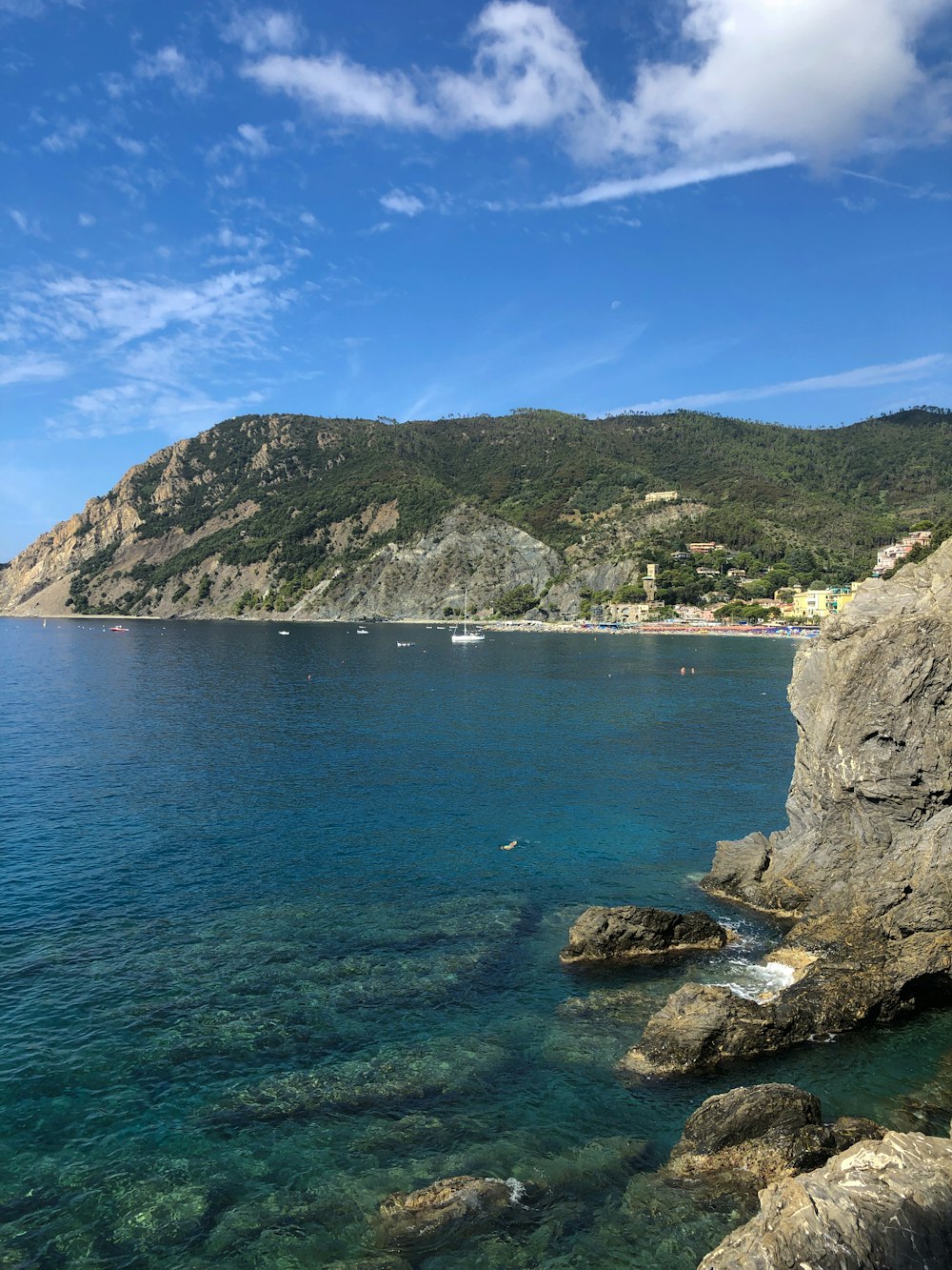 Rocas cerca del mar