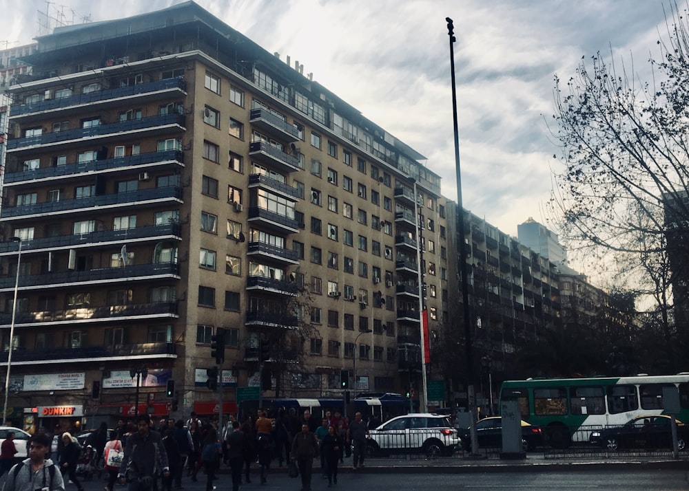 Menschen, die tagsüber auf der Straße in der Nähe von Gebäuden spazieren gehen