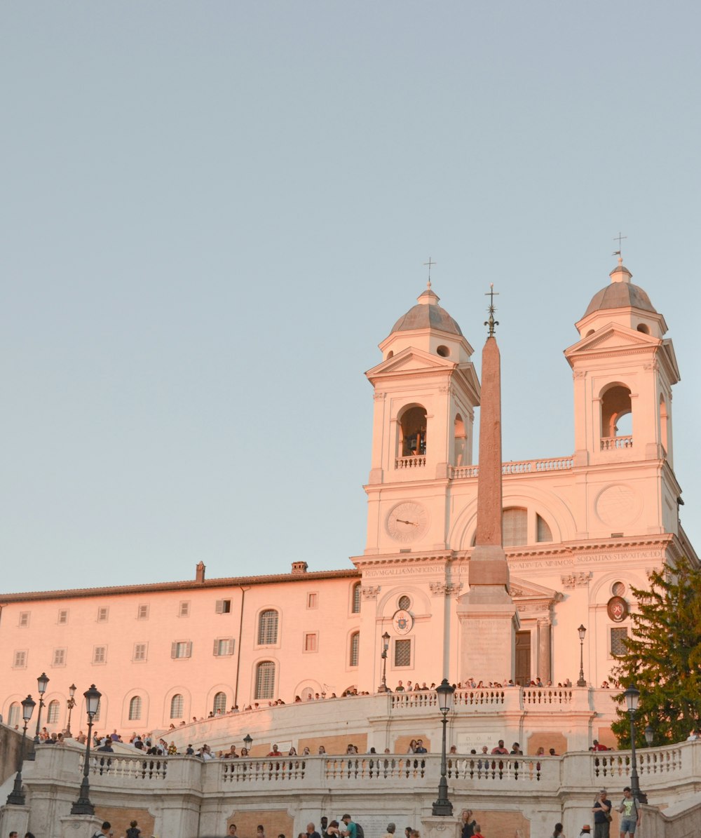 Menschen, die neben der Kathedrale spazieren gehen