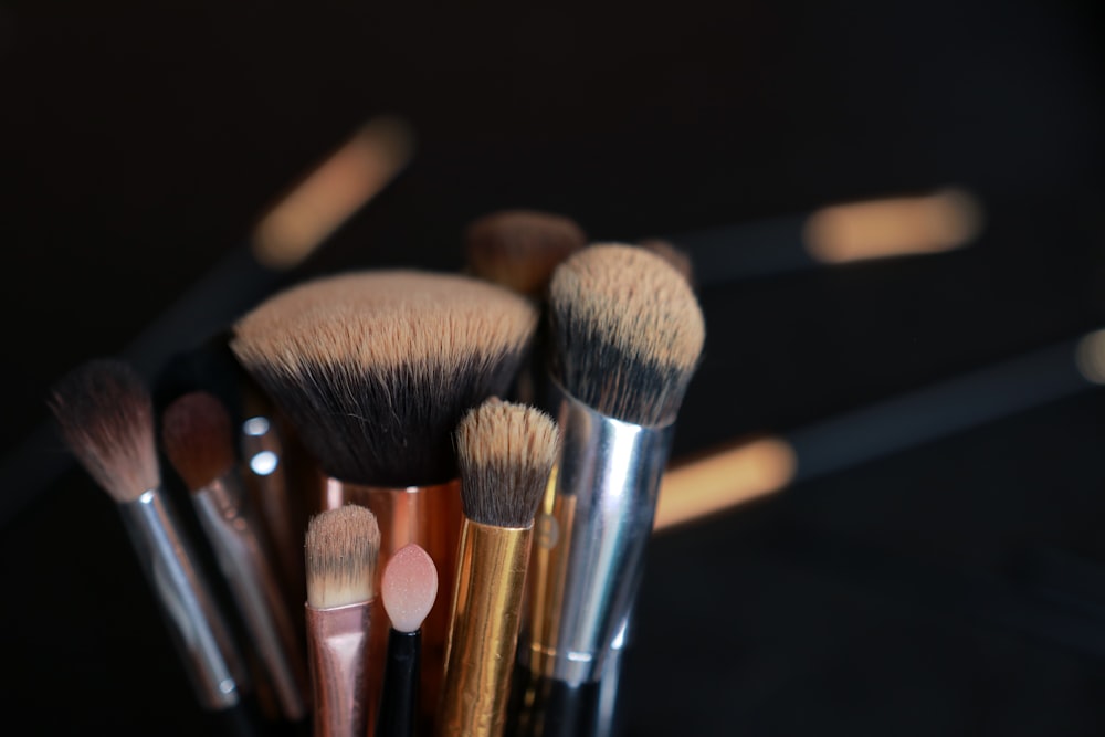 a close up of a bunch of makeup brushes