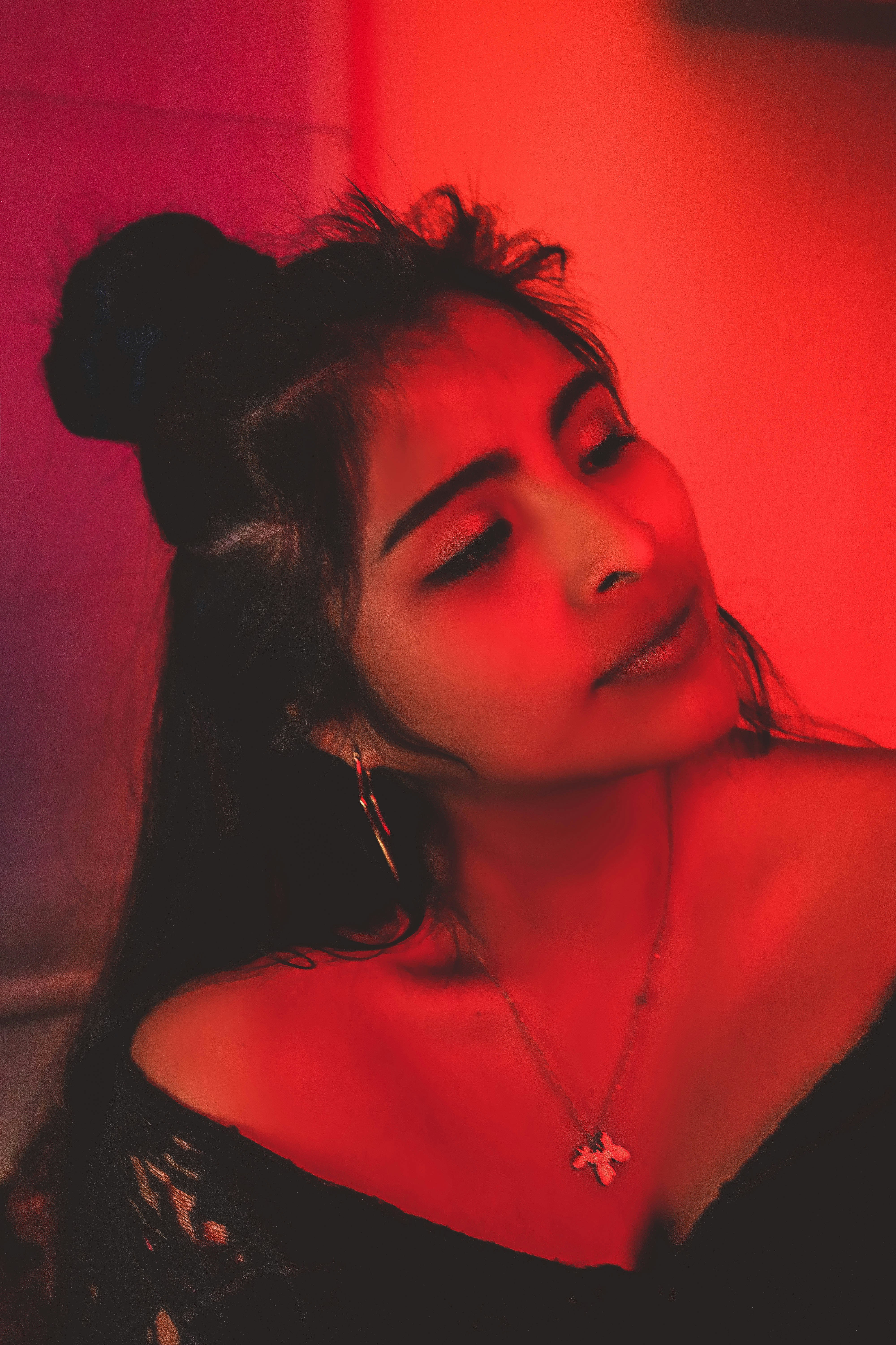 黒髪で鼻ピアスの女性の写真 Unsplashで見つけるグレーの無料写真