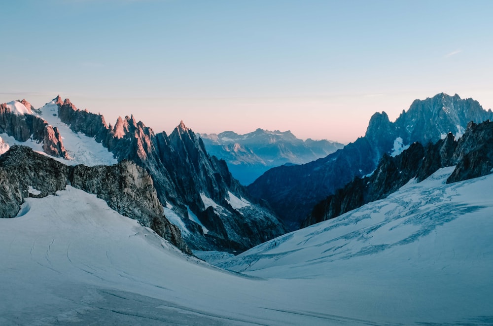 montagna coperta di neve