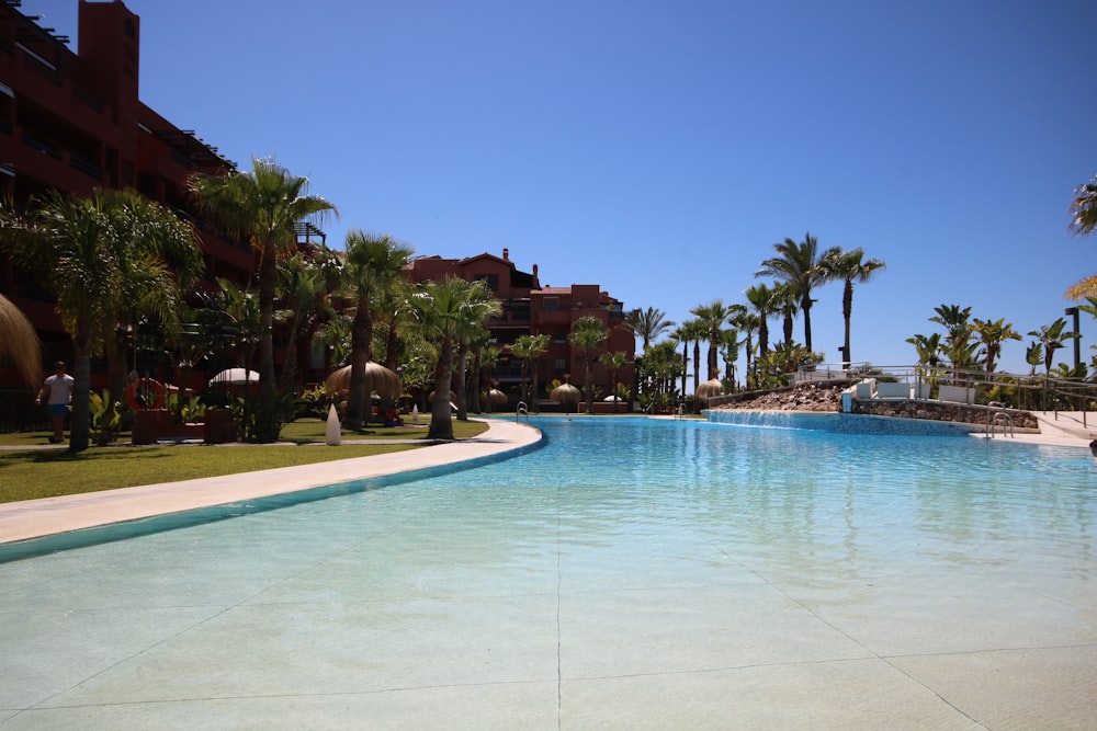 edifício perto de árvores e piscina durante o dia