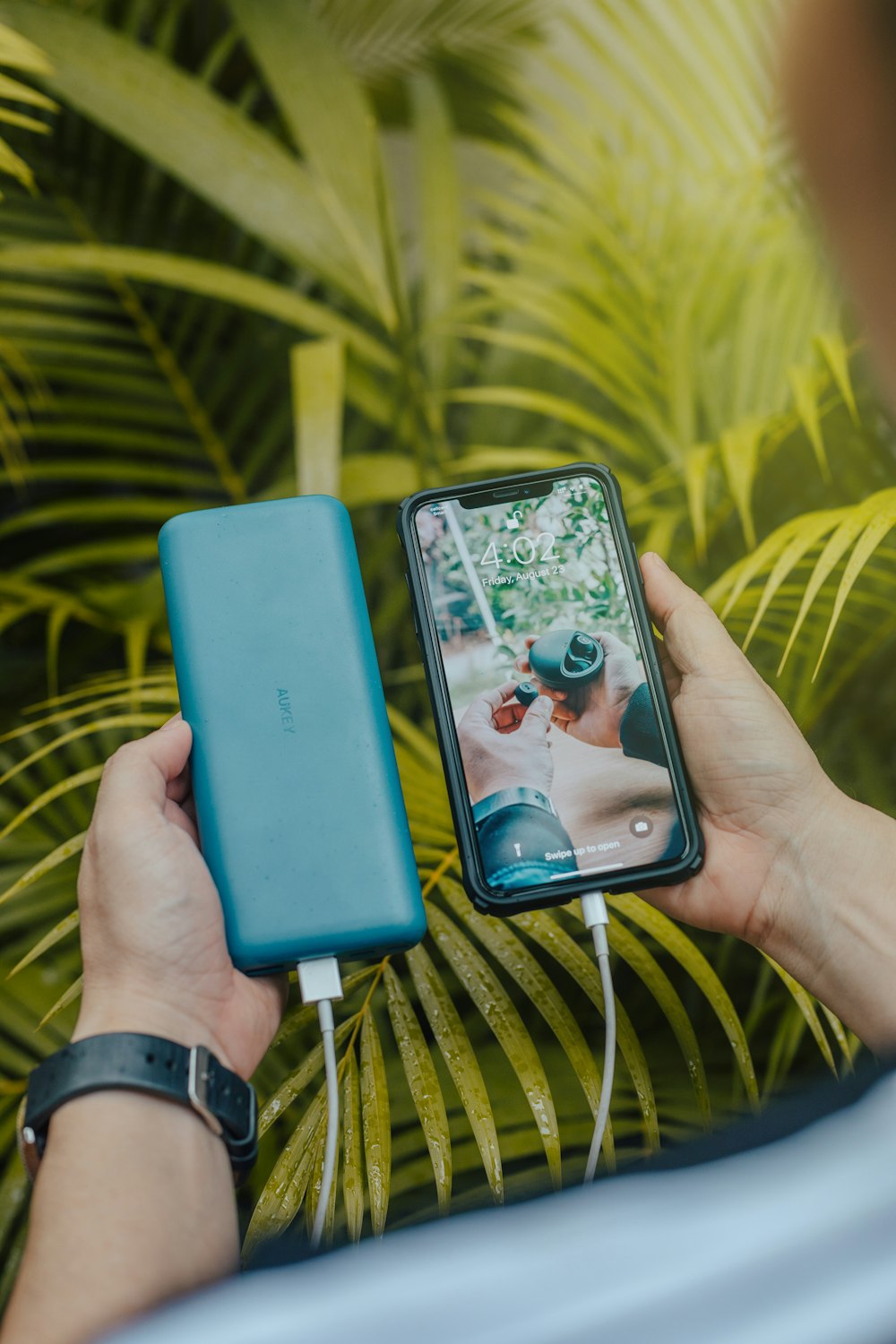 smartphone nero e fotografia ravvicinata powerbank verde