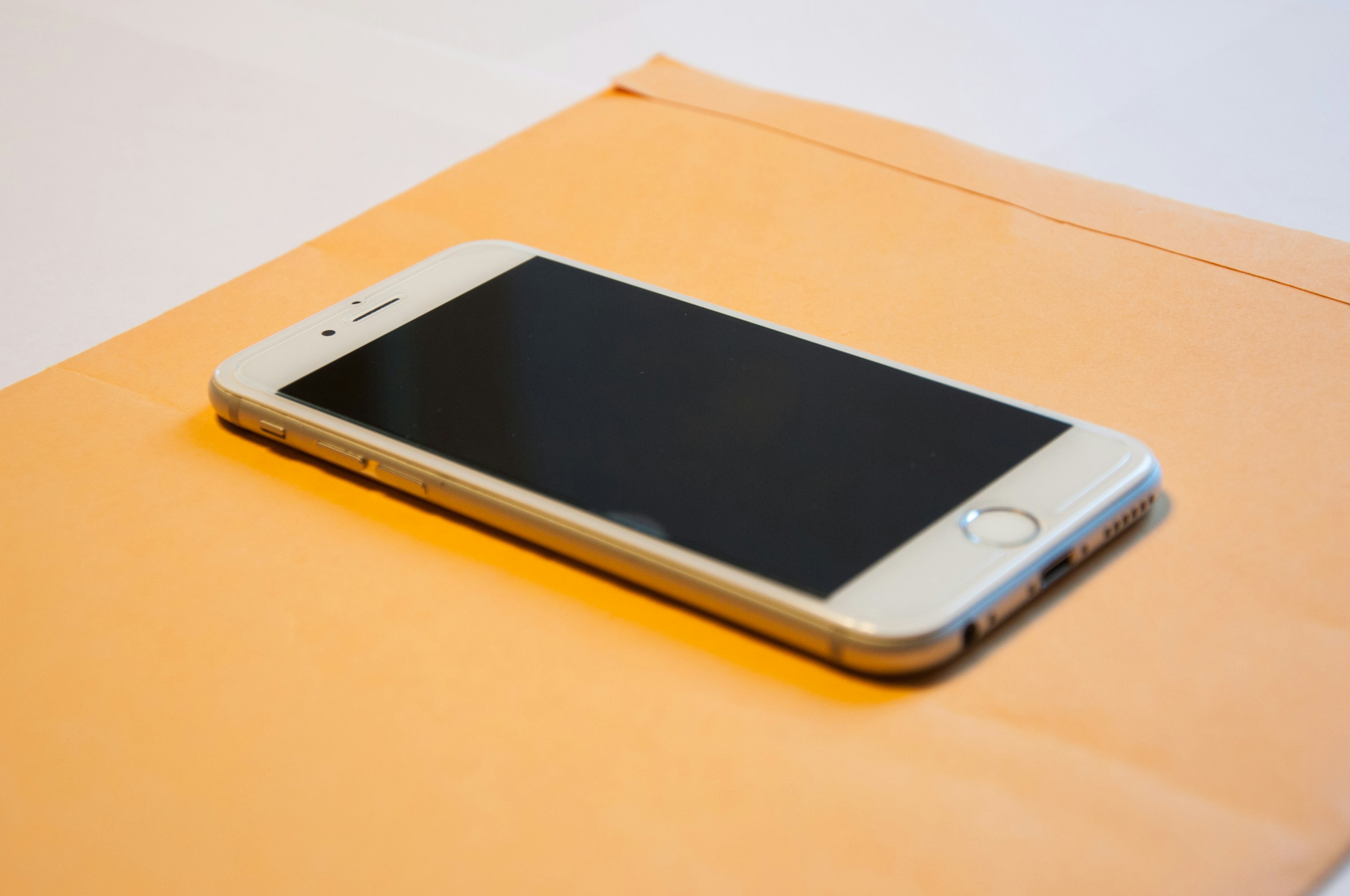 iPhone 8 plus doré sur enveloppe orange