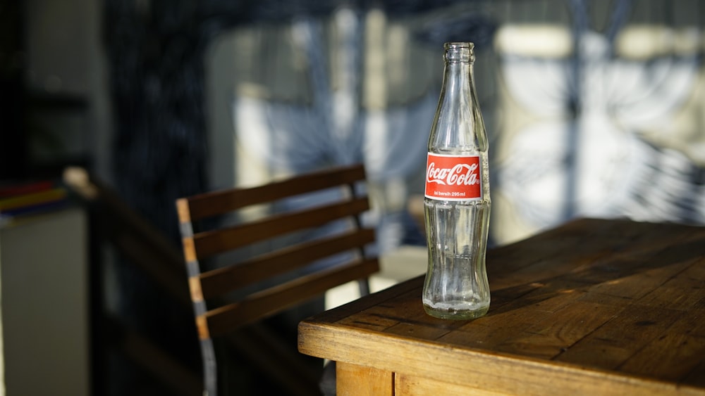 botella roja de vidrio de Coca Cola sobre la mesa