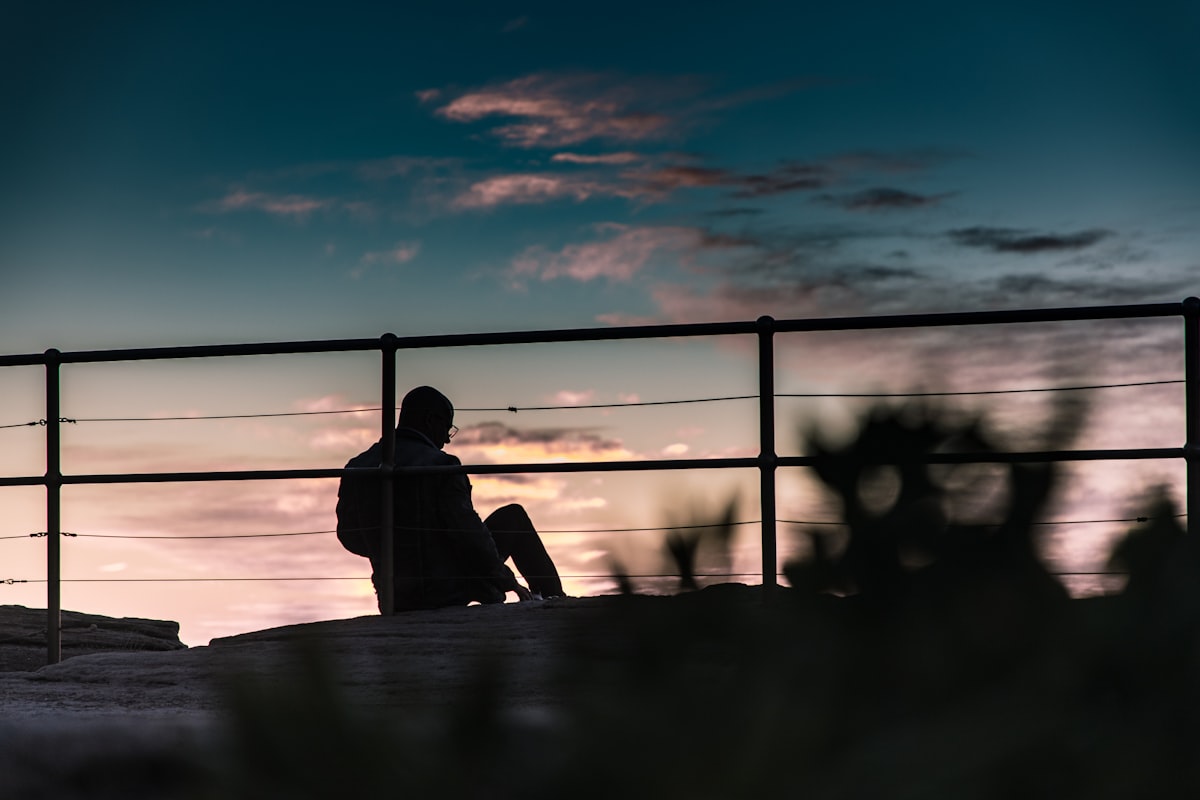 Silhouette d'une personne assise seule, symbole du poids accumulé du désalignement