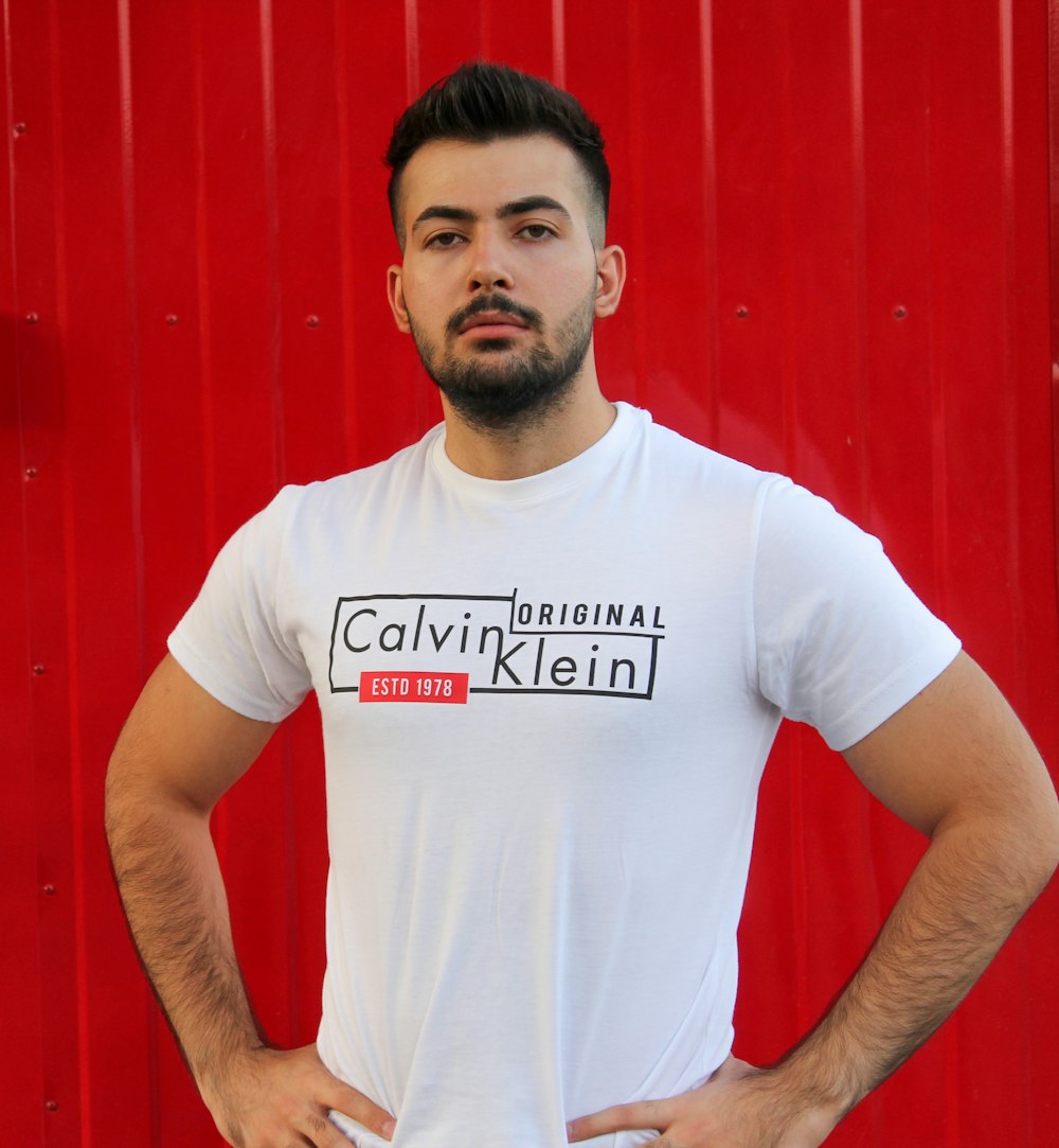 homme portant un t-shirt à col rond Calvin Klein blanc