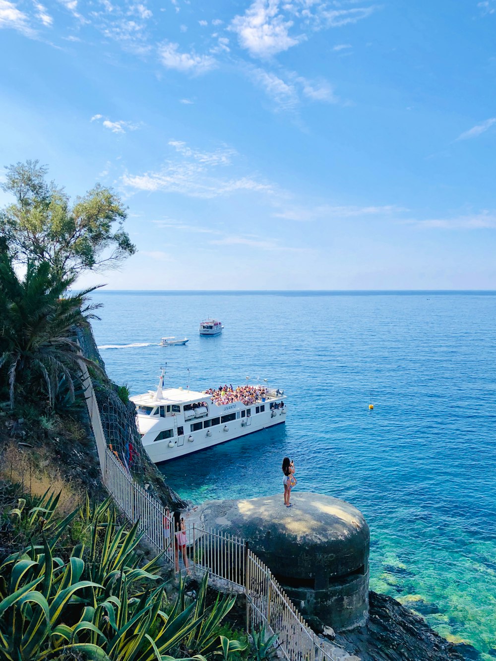 personnes dans un bateau de croisière sous un ciel bleu et blanc pendant la journée