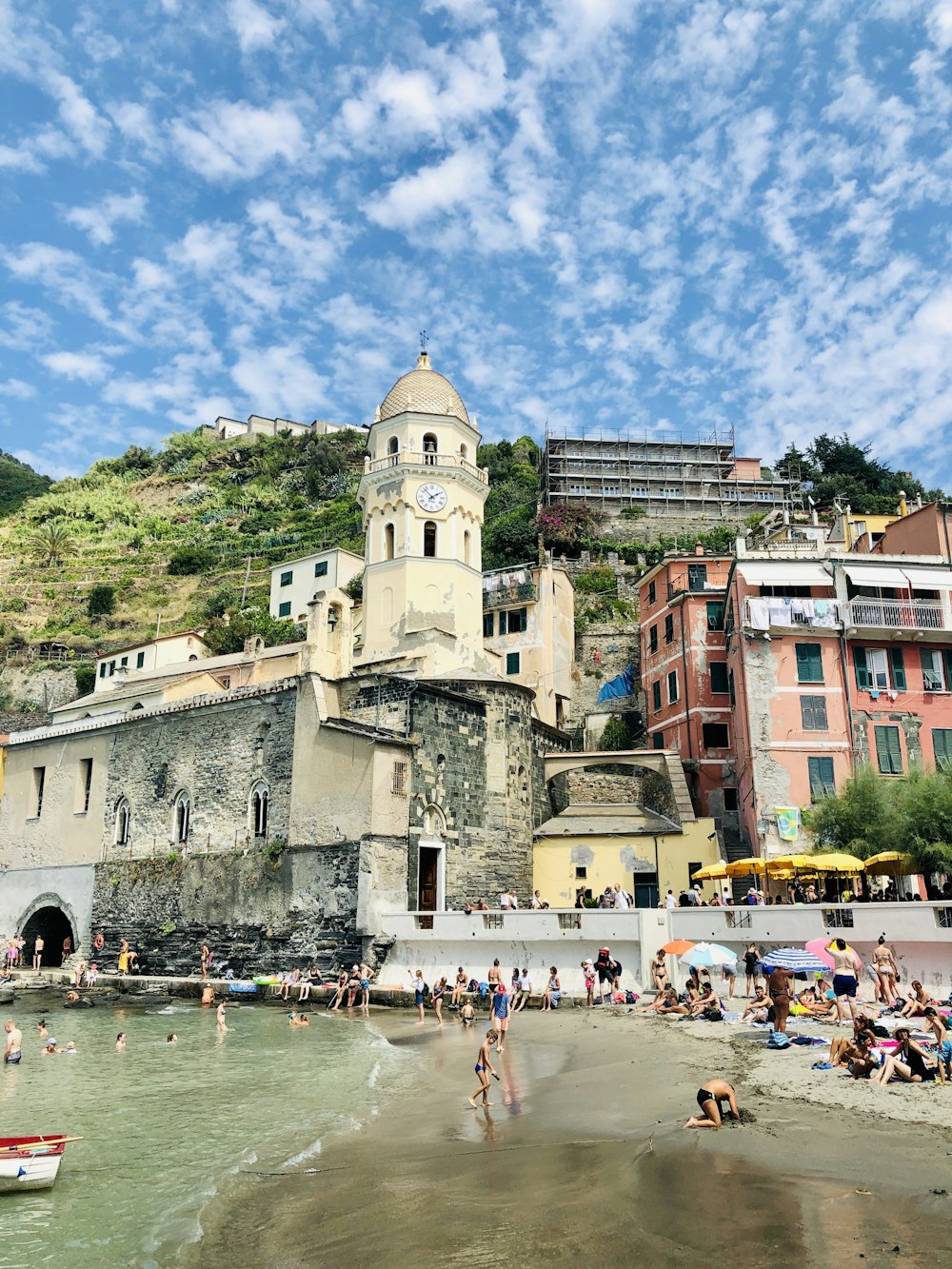 Edificios de hormigón blanco bajo el cielo azul