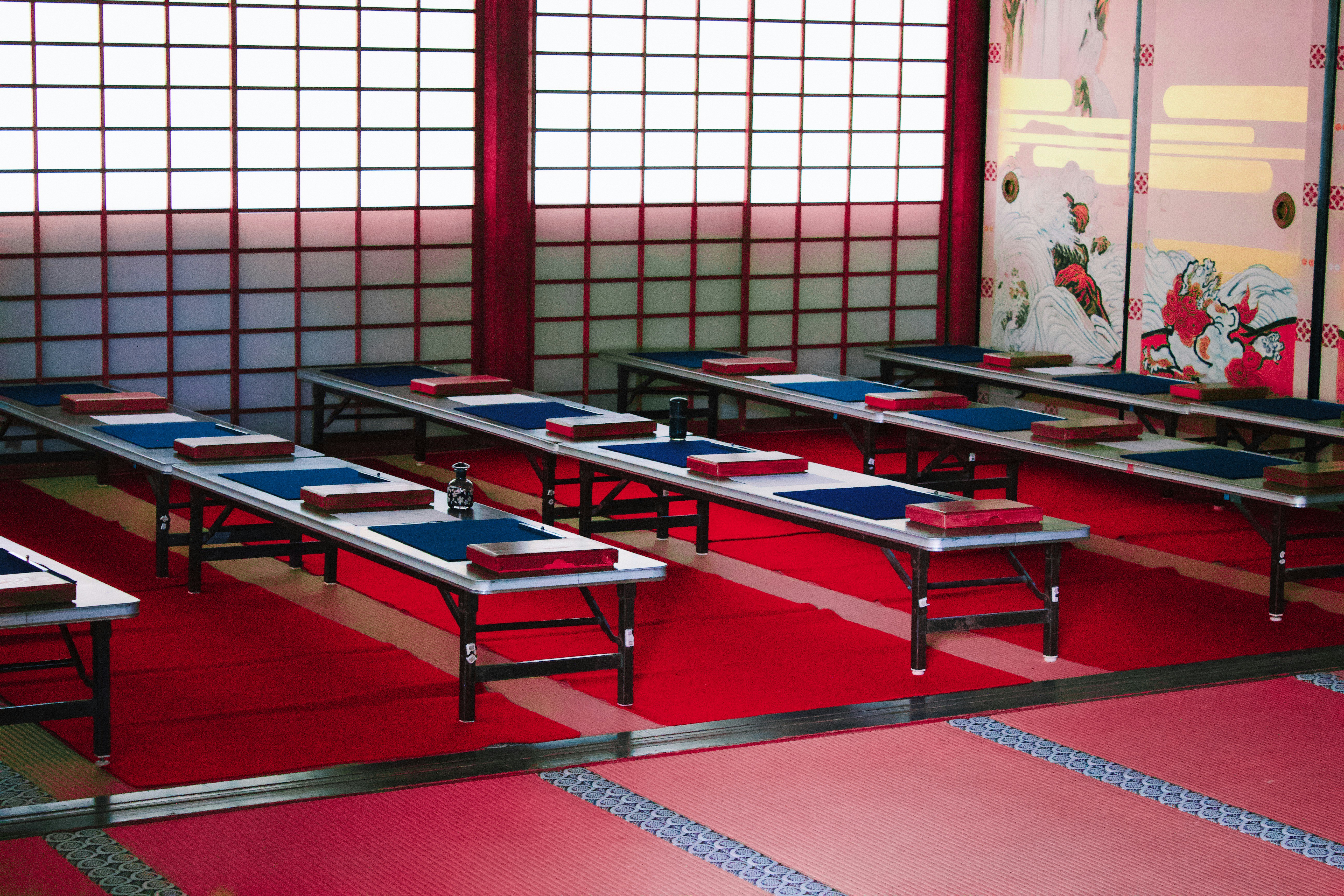 suportes retangulares de metal preto