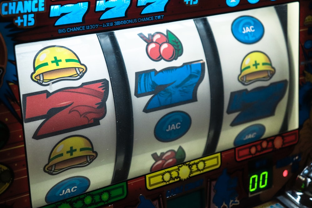 slot machine che mostra tre sette