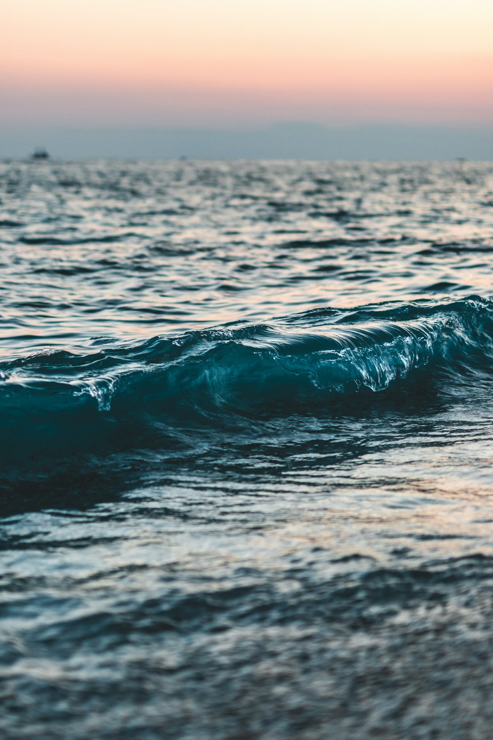 sea wave during daytime