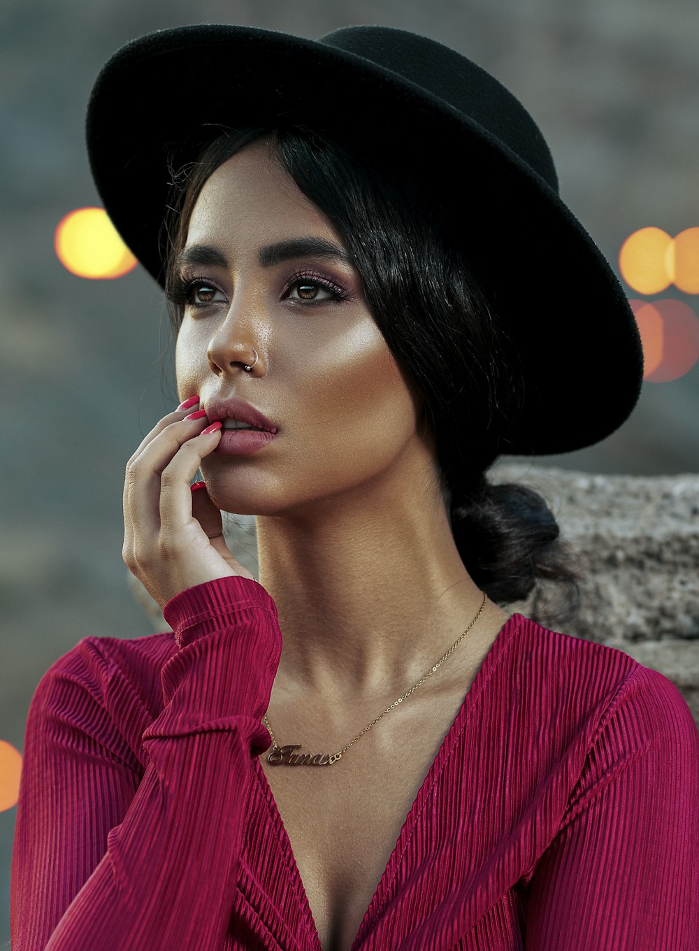 Foto mujer con sombrero negro redondo – Imagen Iranian gratis en Unsplash
