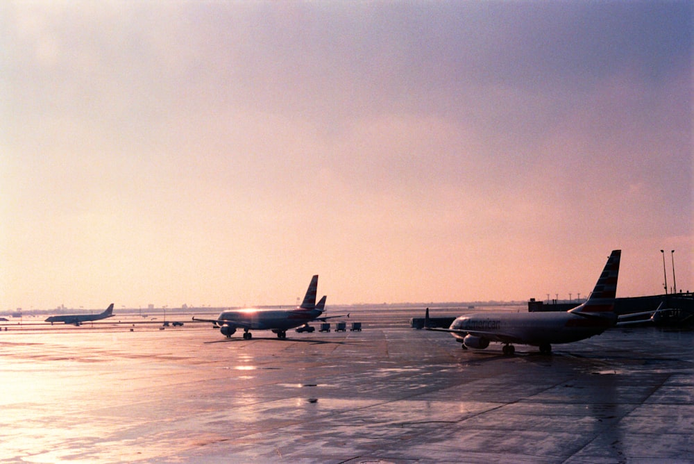 Aviões no aeroporto durante o dia