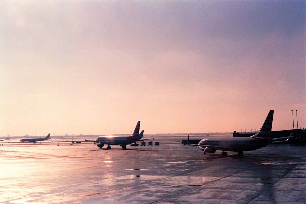 Aviones en el aeropuerto durante el día