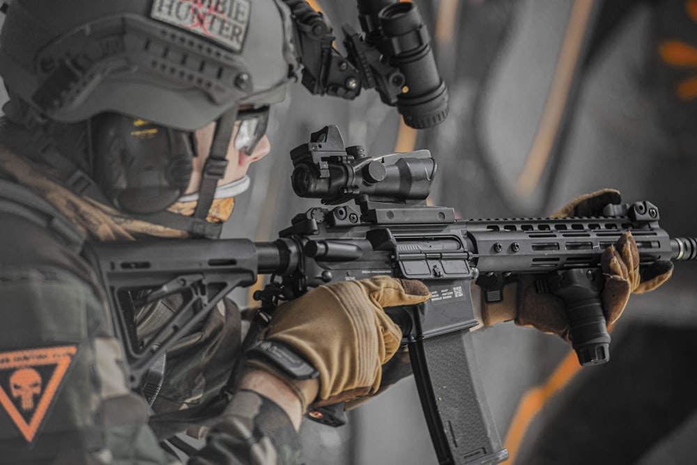 fotografia em close-up da pessoa segurando o rifle
