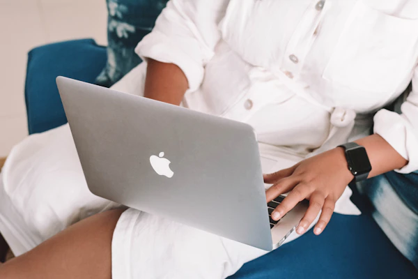Homem concentrado trabalhando em um notebook