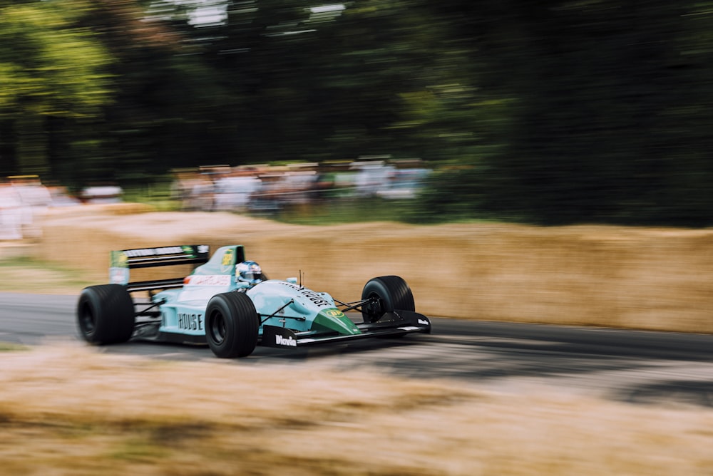 Vehículo de Fórmula 1 azul y verde