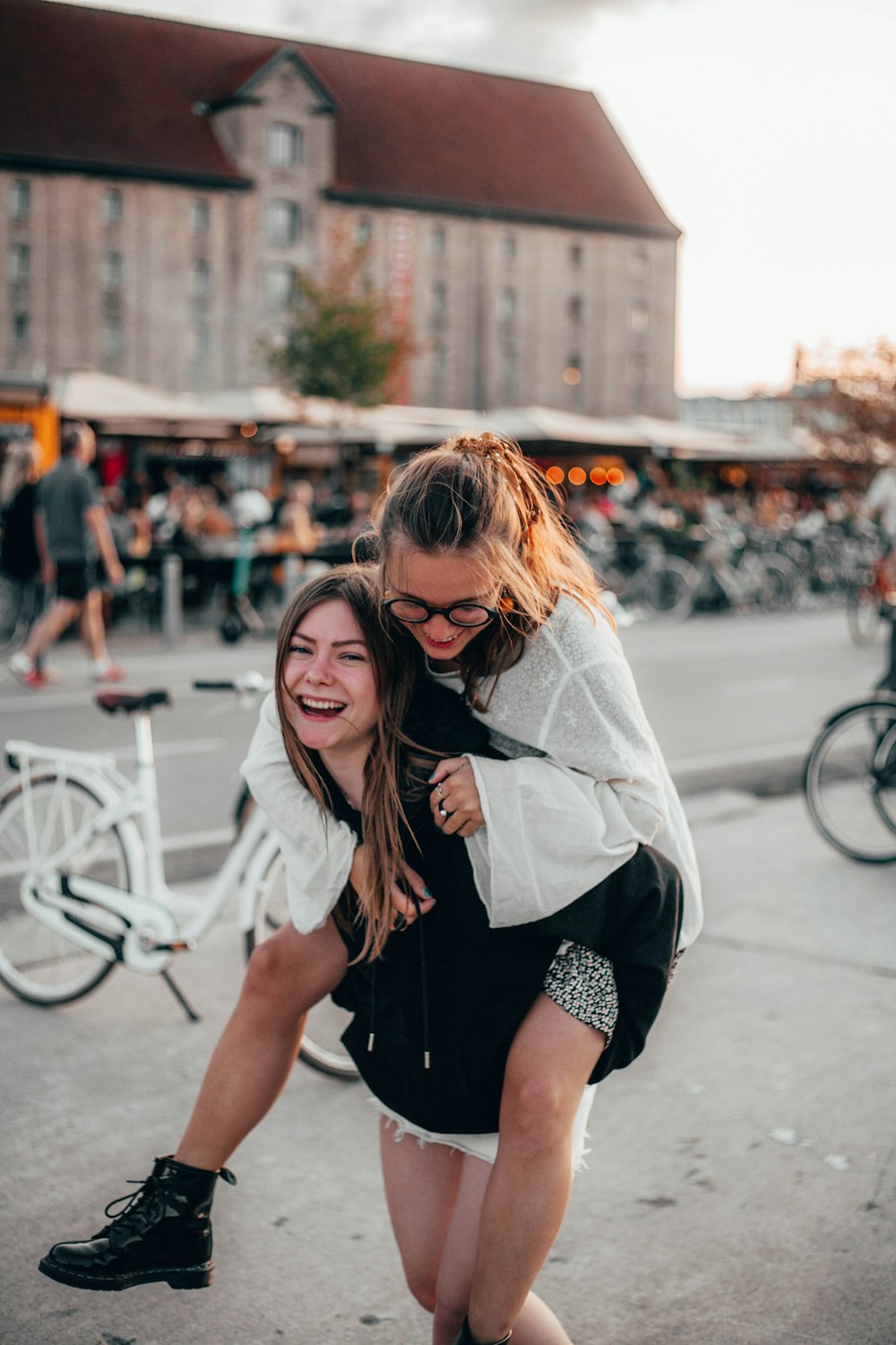 femme piggy back chevauchant une autre femme