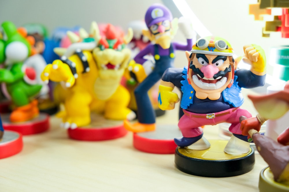 Figuras de vinilo de Super Mario sobre la mesa