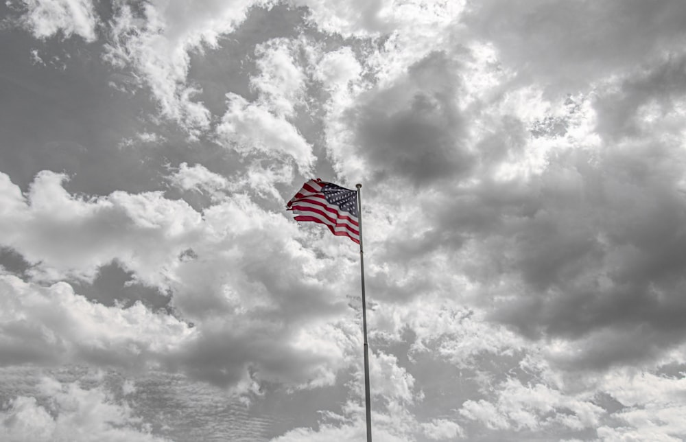 회색 구름 아래 미국 국기