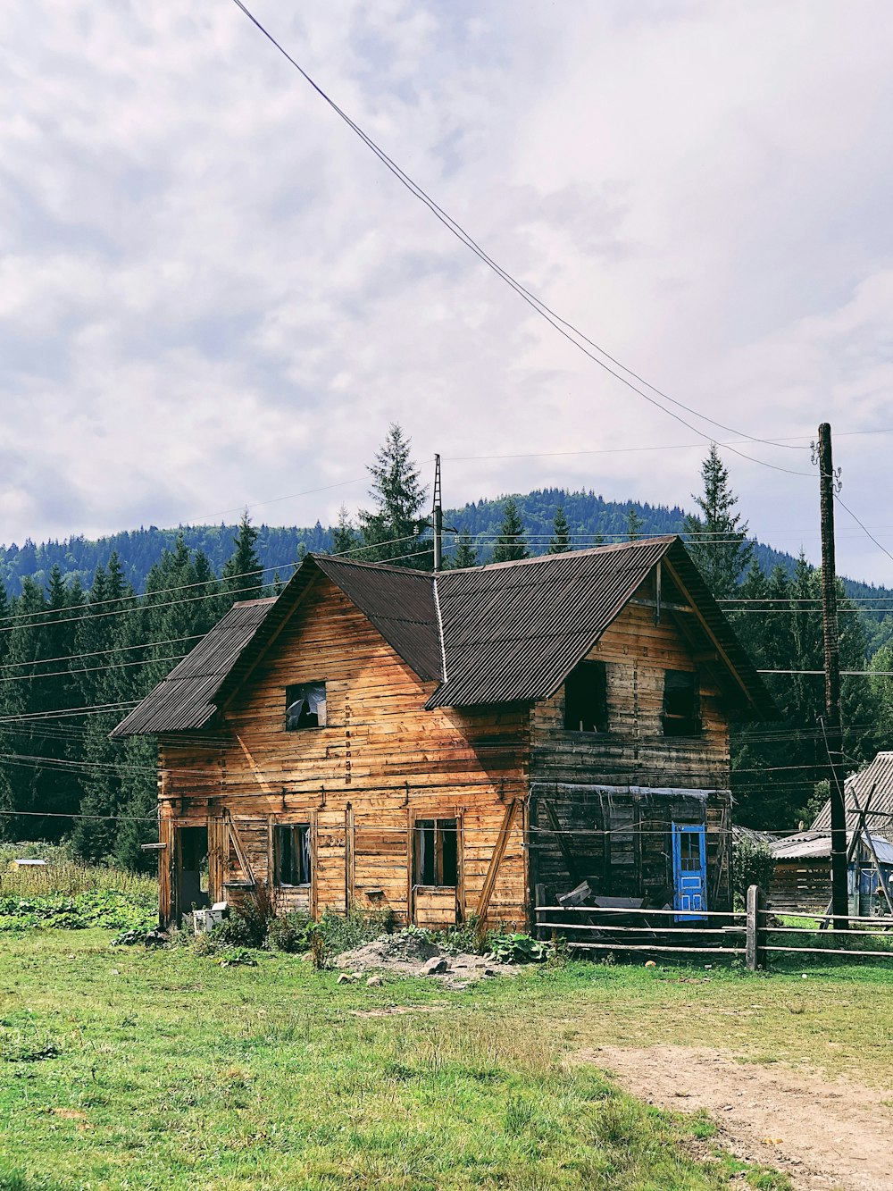 brown and black house near mountain at daytime