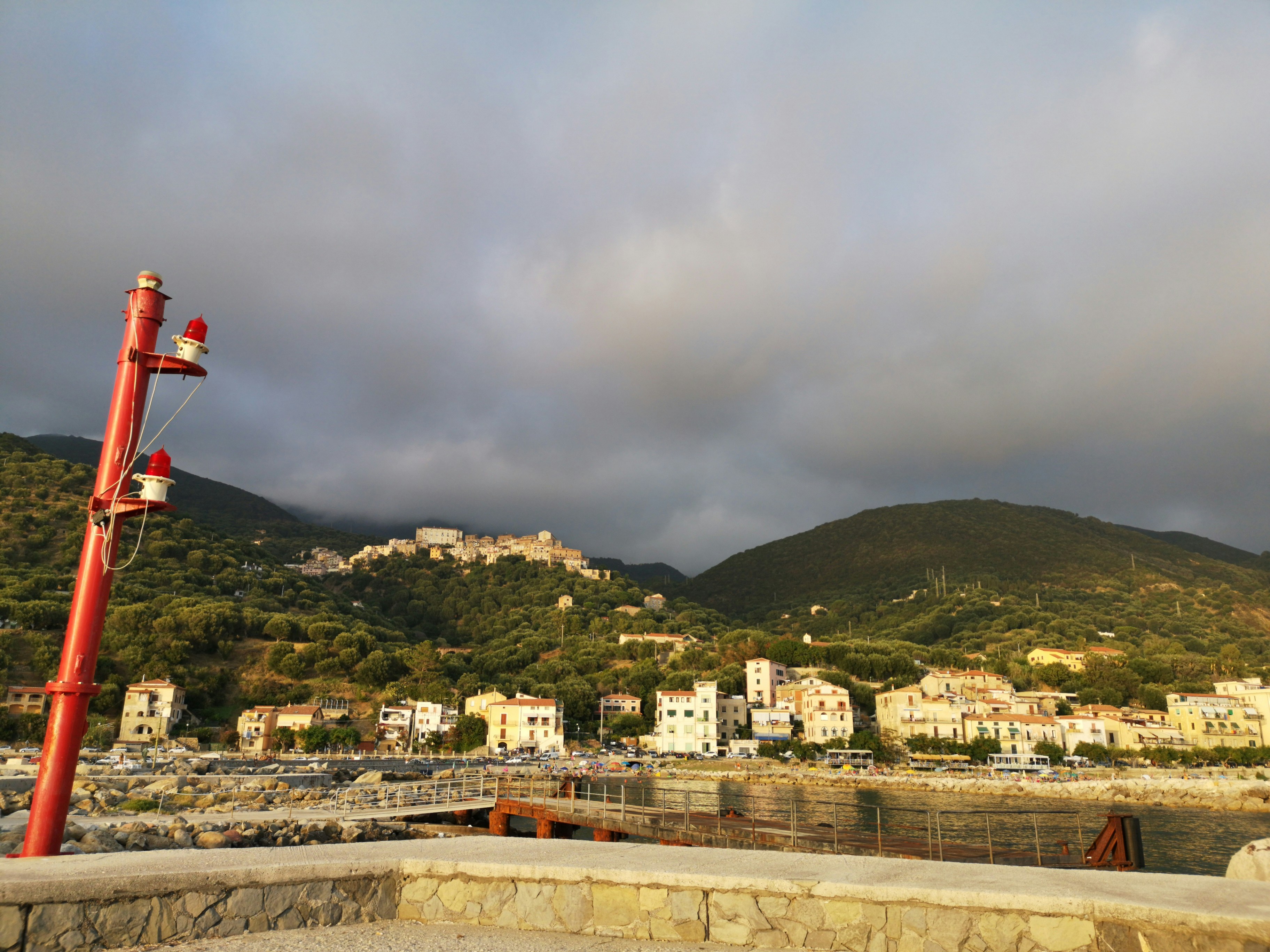 Vue panoramique ensoleillée sur la baie de Herceg Novi avec les montagnes majestueuses en arrière-plan