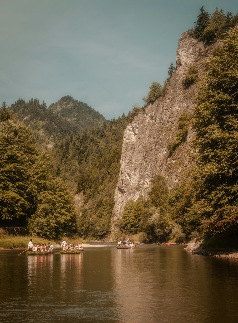 personnes dans des bateaux sur la montagne d’observation du lac pendant la journée