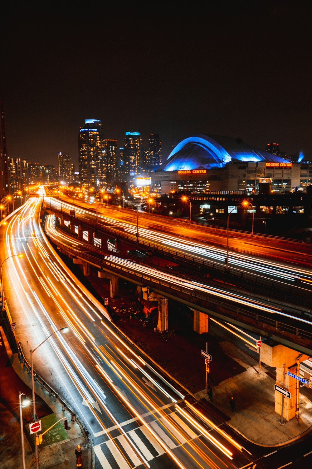 Fotografia Time-Lapse da Ponte durante a noite