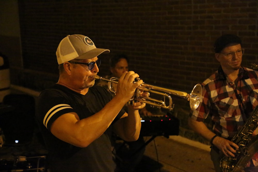 um homem tocando trompete em uma banda